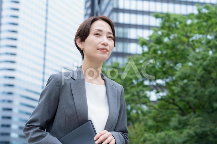 オフィス街で働くミドルのビジネスウーマン ビジネス,女性,通勤の写真素材