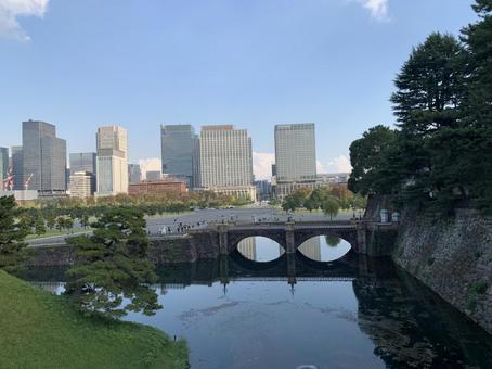 庭園とビル街 庭園とビル街の写真
