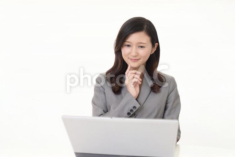 ノートパソコンで仕事中のビジネスウーマン 女性,ビジネスウーマン,女の写真素材