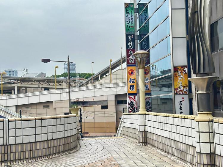 上野周辺　歩道橋　早朝の街並み 街並み,東京都,台東区の写真素材