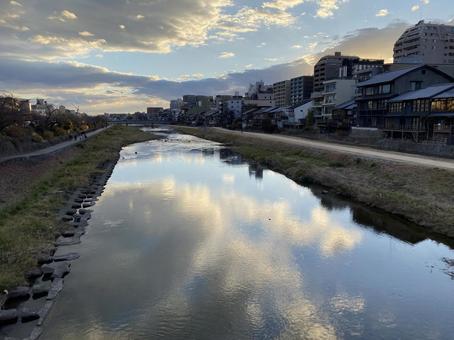 鴨川の景色 京都,川のせせらぎ,散歩道の写真素材
