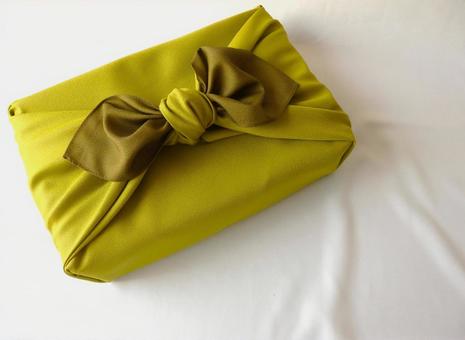 心を包む風呂敷包みの写真