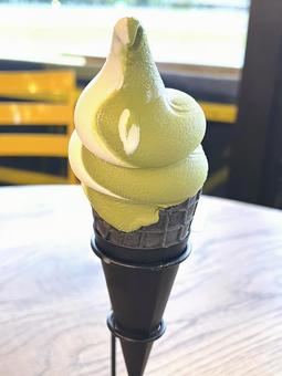 抹茶とミルクのソフトクリーム 抹茶とミルクのソフトクリーム ソフトクリーム,アイスクリーム,冷菓の写真素材