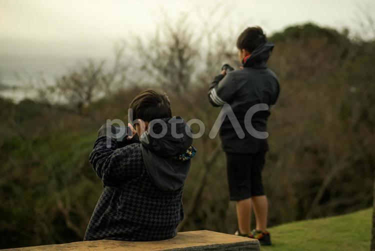 ＜人物＞兄弟で夜明けの海を撮る二人 子供,兄弟,スマホの写真素材