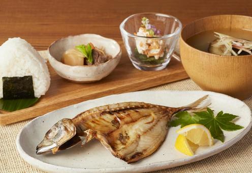 アジの干物の和定食(カフェごはん風) アジの干物の和定食(カフェごはん風) アジの干物,おにぎり,カフェごはんの写真素材