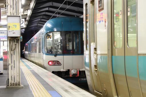 JR西日本、東舞鶴駅での縦列停車 JR西日本、東舞鶴駅での縦列停車の写真