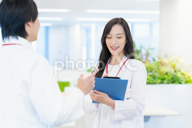 病院で打ち合わせをする医者 医者,病院,会議の写真素材