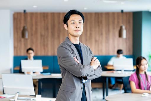 オフィスで働くビジネスパーソン オフィスで働くビジネスパーソン 男性,ビジネスマン,プログラマーの写真素材