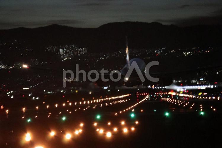 飛行機と夜景（伊丹空港） 夜景,滑走路,ライトアップの写真素材