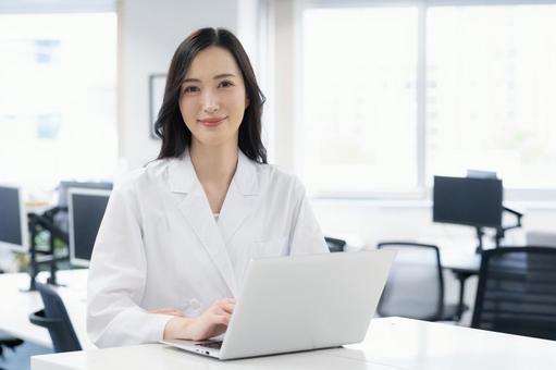実験をする白衣の若い女性研究者 実験をする白衣の若い女性研究者 サイエンス,研究,実験の写真素材