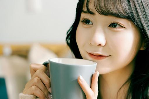 コーヒー・紅茶を飲む若い女性 コーヒー・紅茶を飲む若い女性の写真