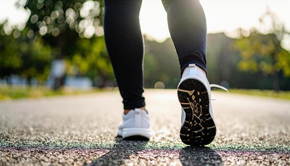 運動で一歩走り出す女性の足元の写真