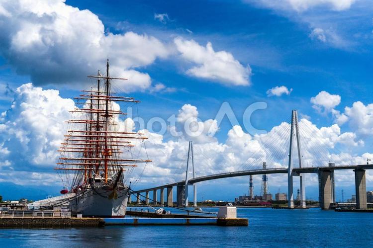 海王丸と新湊大橋 海王丸,帆船,船の写真素材