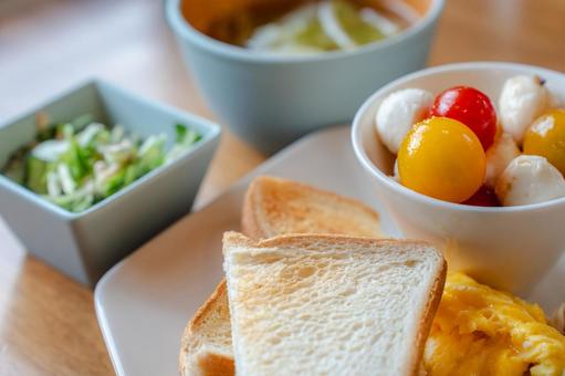 Western-style breakfast of toast and mozzarella, JPG Western-style breakfast of toast and mozzarella, JPG