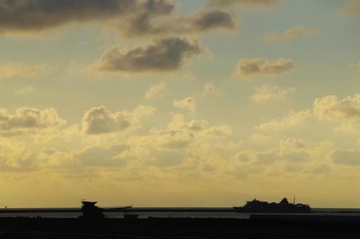 夕暮れと船 夕暮れと船 夕日,夕焼け,夕空の写真素材
