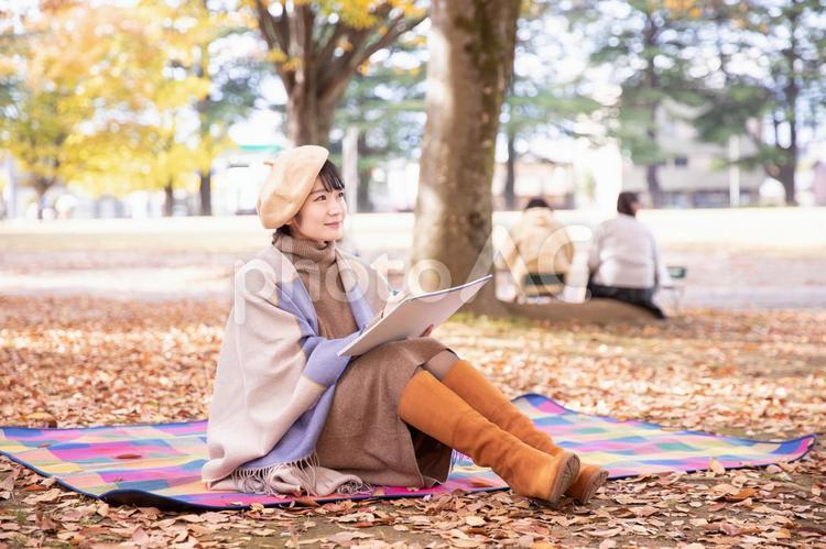 芸術の秋・絵を描く女性（笑顔） 絵,画家,スケッチの写真素材
