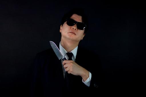 黒スーツの男性と包丁 黒スーツの男性と包丁 男性,包丁,黒スーツの写真素材