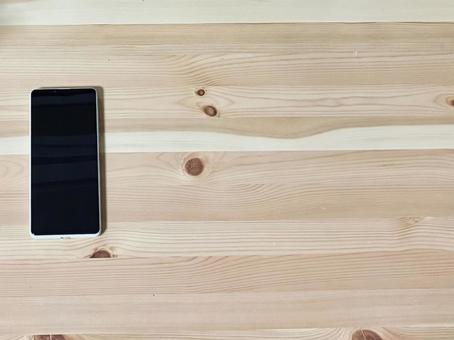 パイン材テーブル上のスマホと余白 スマホ,携帯電話,モバイルの写真素材