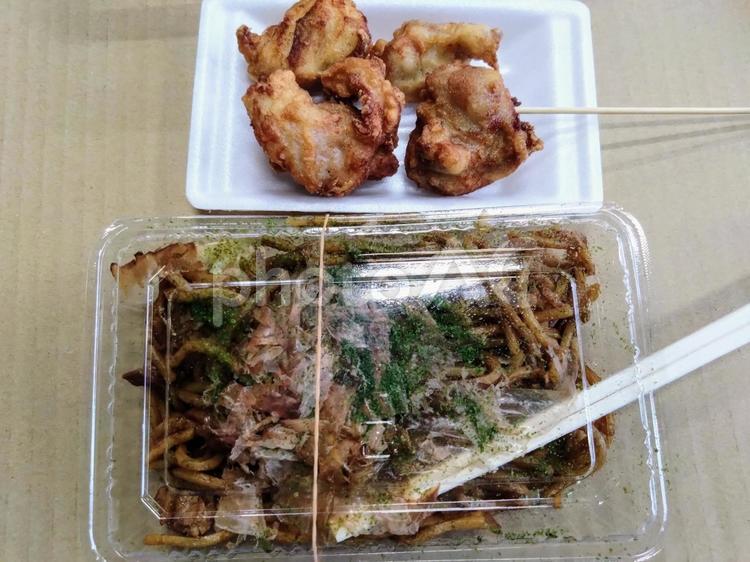 唐揚げと焼きそば 唐揚げと焼きそば,唐揚げ,焼きそばの写真素材