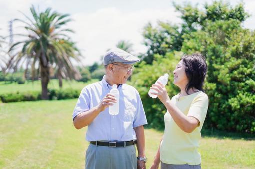 水分補給をする高齢者 高齢者,デート,ミネラルの写真素材