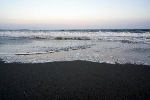 夕暮れの黒い砂浜と打ち寄せる波 夕暮れの黒い砂浜と打ち寄せる波 海岸,海,砂浜の写真素材