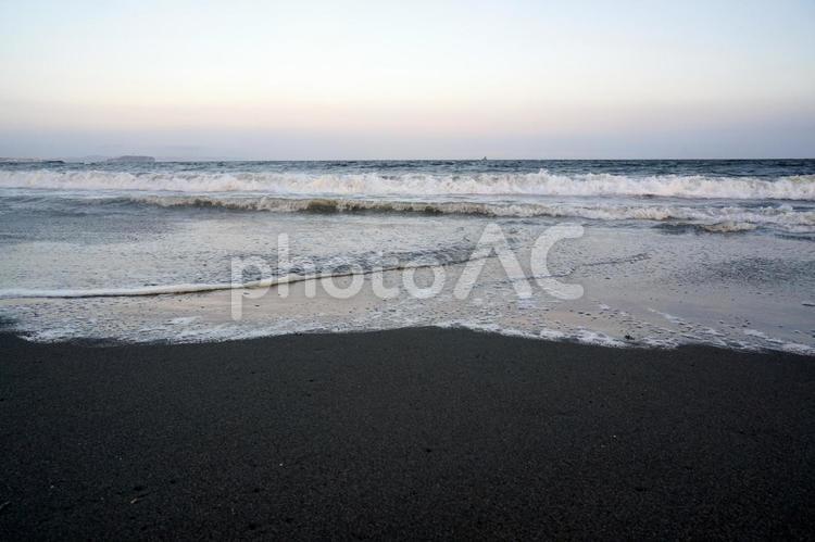 夕暮れの黒い砂浜と打ち寄せる波 海岸,海,砂浜の写真素材