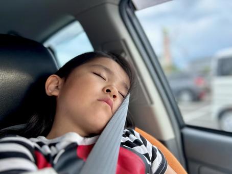 車の中で居眠りをする6歳の女の子 子供 車の中で居眠りをする6歳の女の子 子供 子供,女の子,社内の写真素材