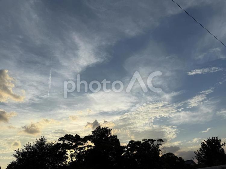 夕方の空模様 雲,空,薄暗いの写真素材