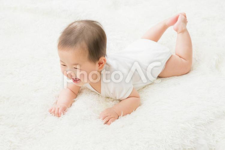 ハイハイする赤ちゃん（笑顔） 赤ん坊,赤ちゃん,ハイハイの写真素材