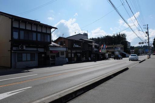 高山の交通量が少ない国道158号線と街並 高山の交通量が少ない国道158号線と街並 高山,街並み,道路の写真素材