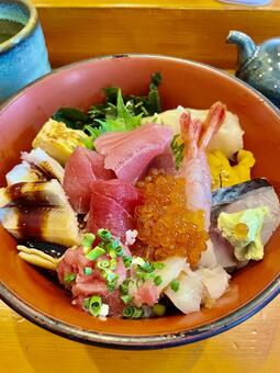 新鮮なネタが詰まった特選海鮮丼 海鮮丼,刺身,魚介類の写真素材