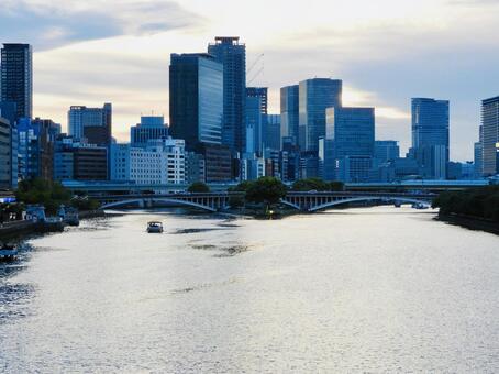 天満橋から眺める大阪市中之島の夕景2 大阪市,大阪,中之島の写真素材