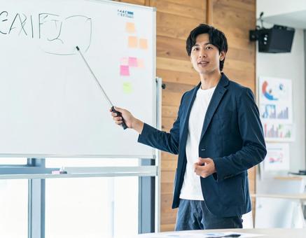 セミナー講師として話す日本人男性 セミナー講師として話す日本人男性の写真