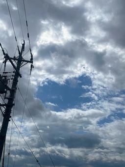電柱と曇り空 電柱と曇り空の写真