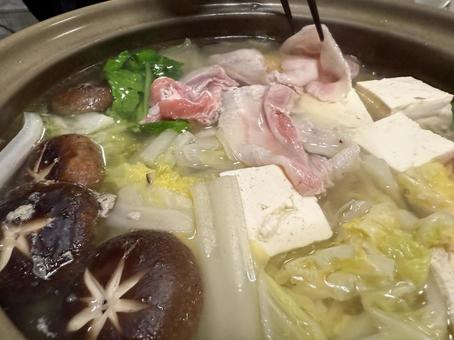 家庭で冬の鍋料理のイメージ 家庭で冬の鍋料理のイメージ 鍋料理,家庭料理,土鍋の写真素材