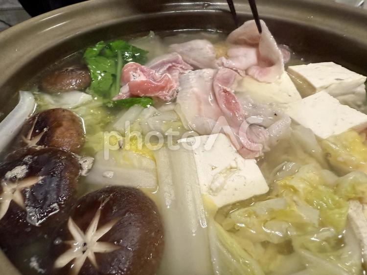 家庭で冬の鍋料理のイメージ 鍋料理,家庭料理,土鍋の写真素材