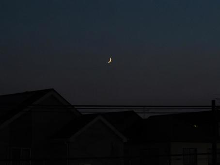 三日月と街 三日月と街 三日月,月,天体の写真素材