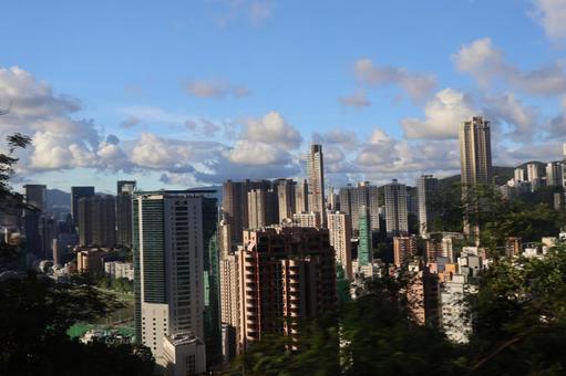 青空と雲と緑の木々と超高層ビルの香港の街 青空と雲と緑の木々と超高層ビルの香港の街の写真
