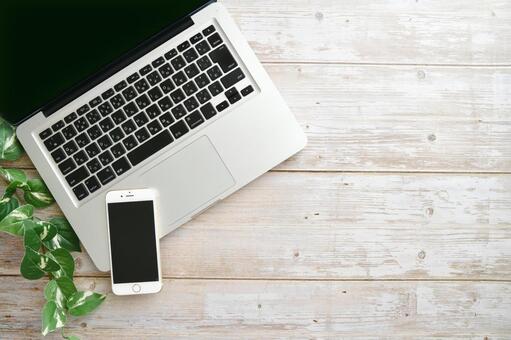 パソコンのデスク　イメージ ビジネス,ノートパソコン,パソコンの写真素材