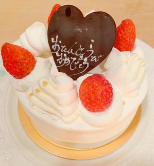 お誕生日ケーキ バースデー,ホールケーキ,いちごの写真素材