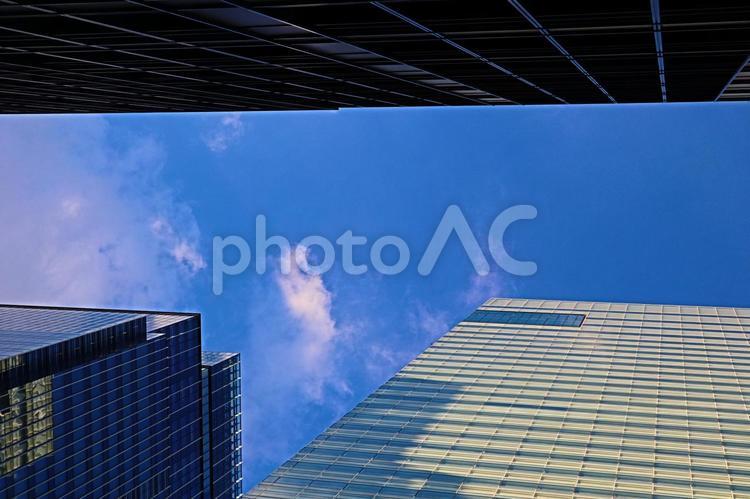 ビルの合間から空を覗く　晴天　青い空　白い雲 自然,景色,風景の写真素材