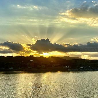 雲間から太陽 雲間から太陽の写真