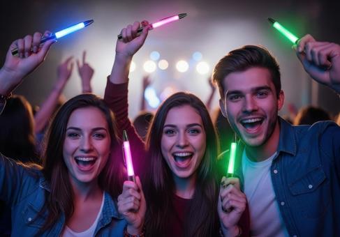 ライブでペンライトを持っている外国人 ライブでペンライトを持っている外国人の写真