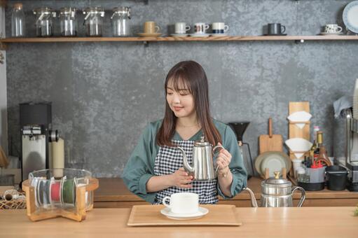 カフェでコーヒーを淹れる女性 カフェ,コーヒー,女性の写真素材