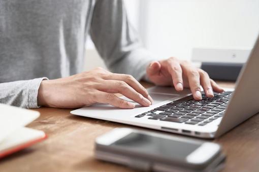 A businessman who works from home in plain clothes, বাড়ি কাজ, telework, টাইপিং, JPG