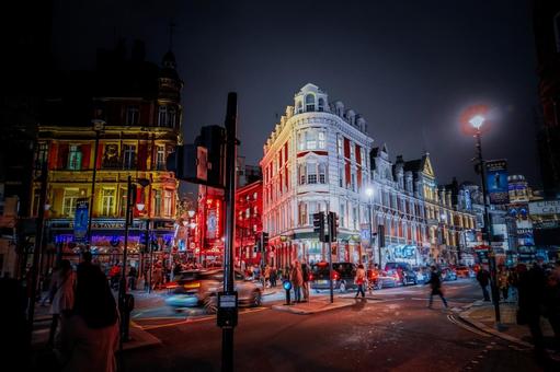 ライトアップされた夜の都市風景 ライトアップされた夜の都市風景 ロンドン,イギリス,街角の写真素材