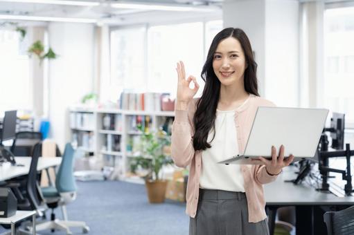 オフィスカジュアルの若い女性エンジニア ビジネス,オフィス,エンジニアの写真素材