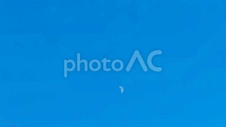 真っ青な空と真っ白な月 空,青,蒼の写真素材