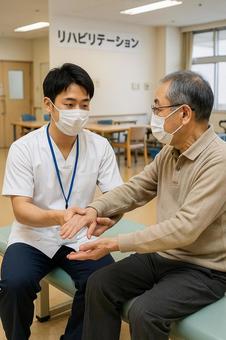 作業療法士によるリハビリを受ける男性 作業療法士によるリハビリを受ける男性の写真