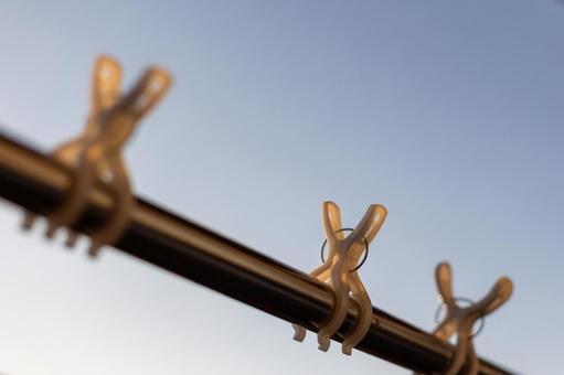 朝日に輝く洗濯バサミ 洗濯バサミ,家事,日常の写真素材